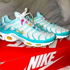 Women’s NIKE AirMax TEAL